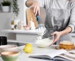 Lot de 9 Bols Nest™ 9 Plus, Rouleau à Pâtisserie PrecisionPin™ & Fouet Twist™ en Bleu