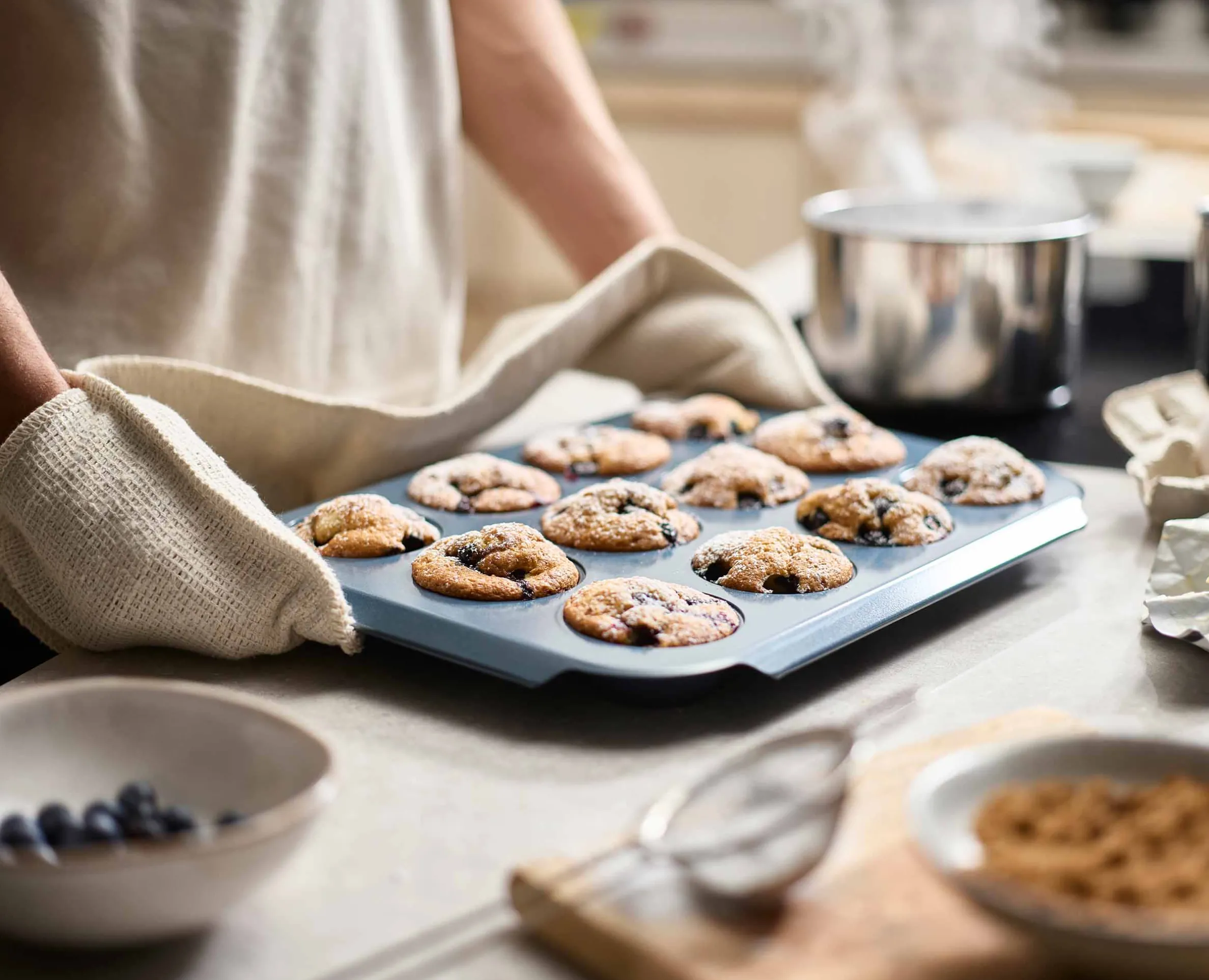 Moule à muffins antiadhésif bleu Nest™ Bake, pour 12 muffins