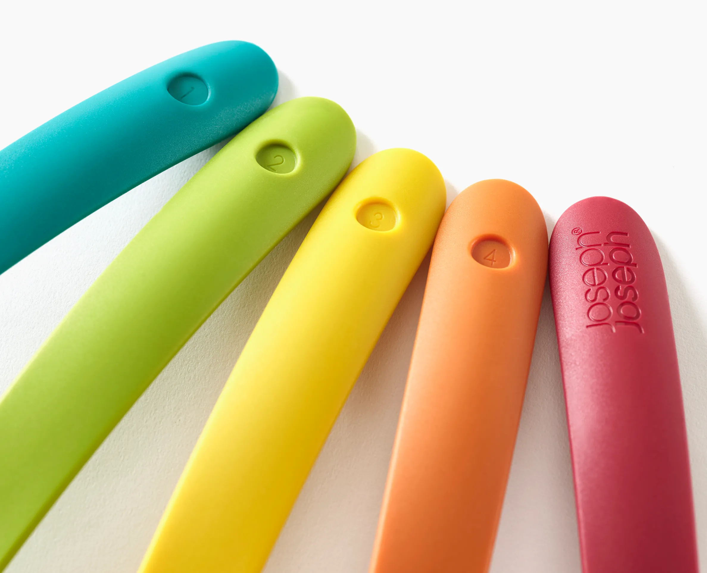 Set de 5 Ustensiles de Cuisine Empilables aux Poignées Magnétiques Multicolore Nest™